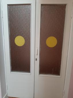Предупредительные знаки: желтые круги, желтые полосы на ступенях.