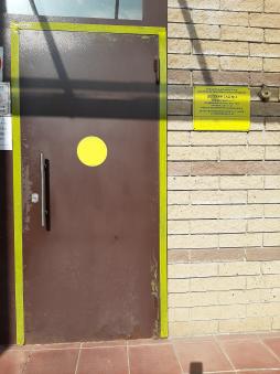 Предупредительные знаки: желтые круги, желтые полосы на ступенях.